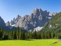 Erster Blick ins Fischleintal mit Einserkofel und Zwölferkofel dahinter